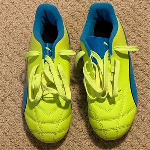 Boys BNWOT Puma Soccer Shoes